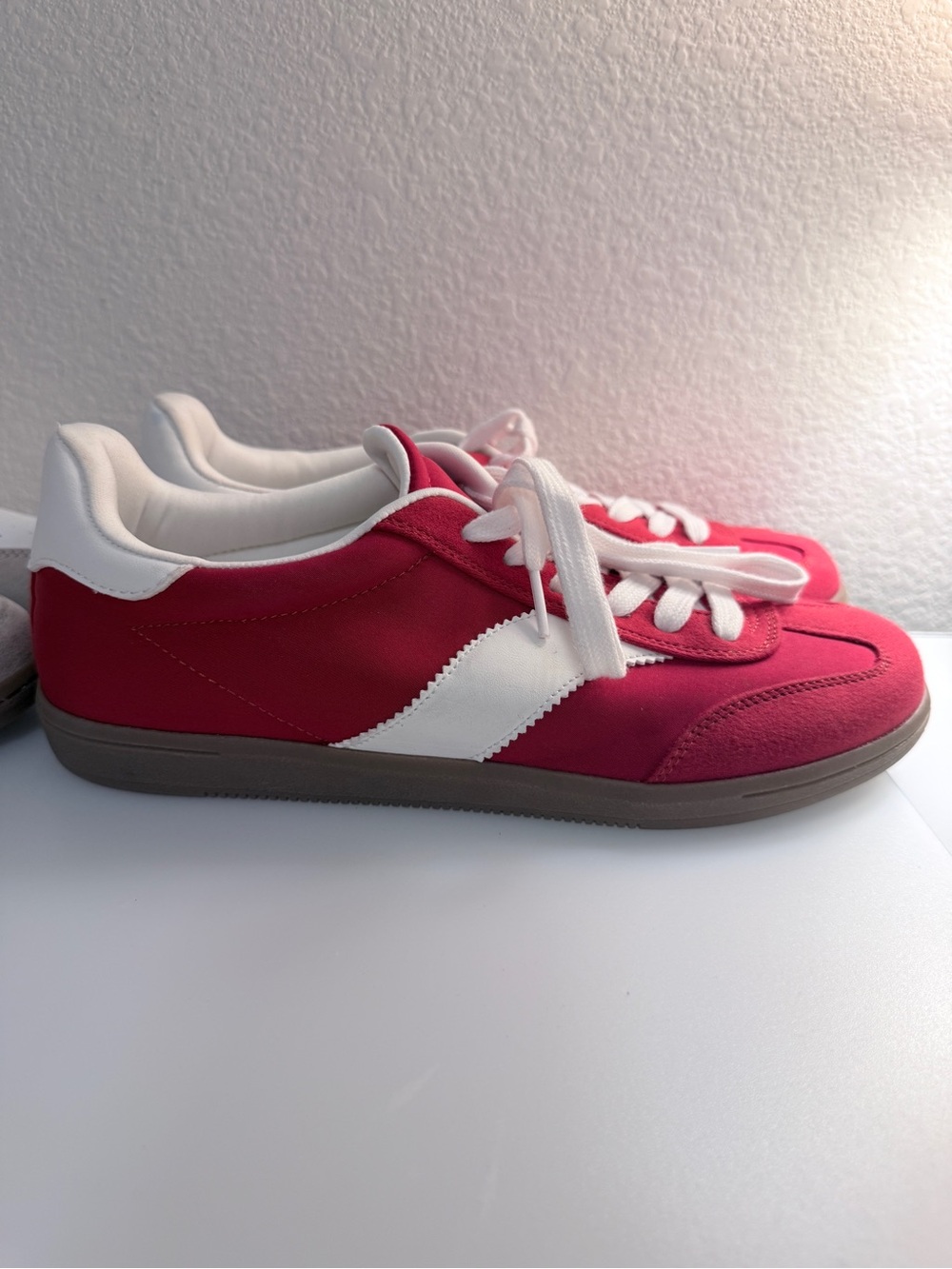 Universal Thread Women’s White & Red Low-Top Lace-Up Sneakers - 2 Pairs Size 10 - Picture 7 of 10